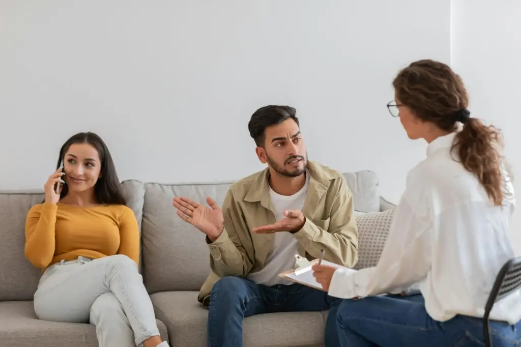 Couple distracted by phones during therapy, crisis in relationships