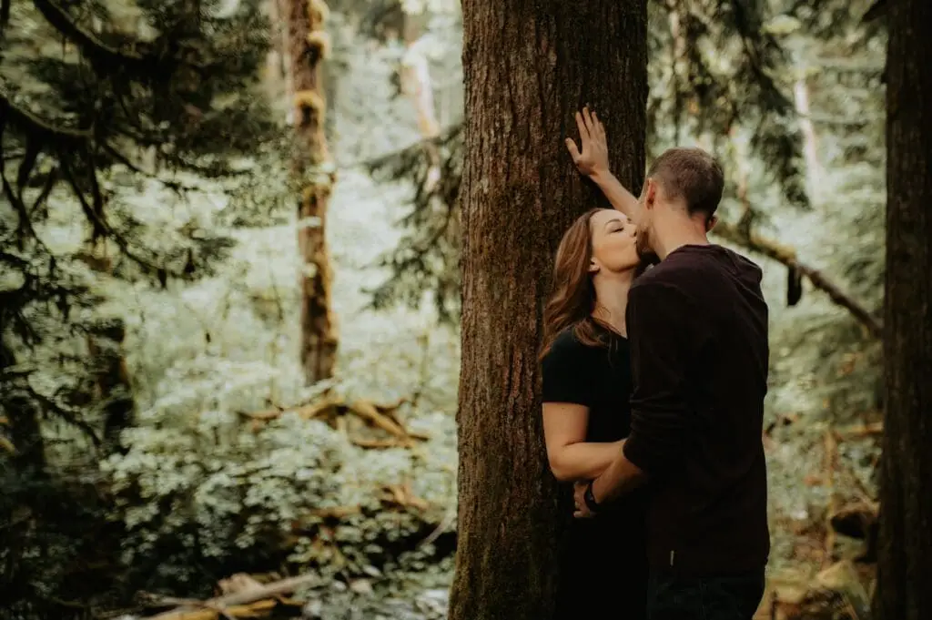 couple kissing